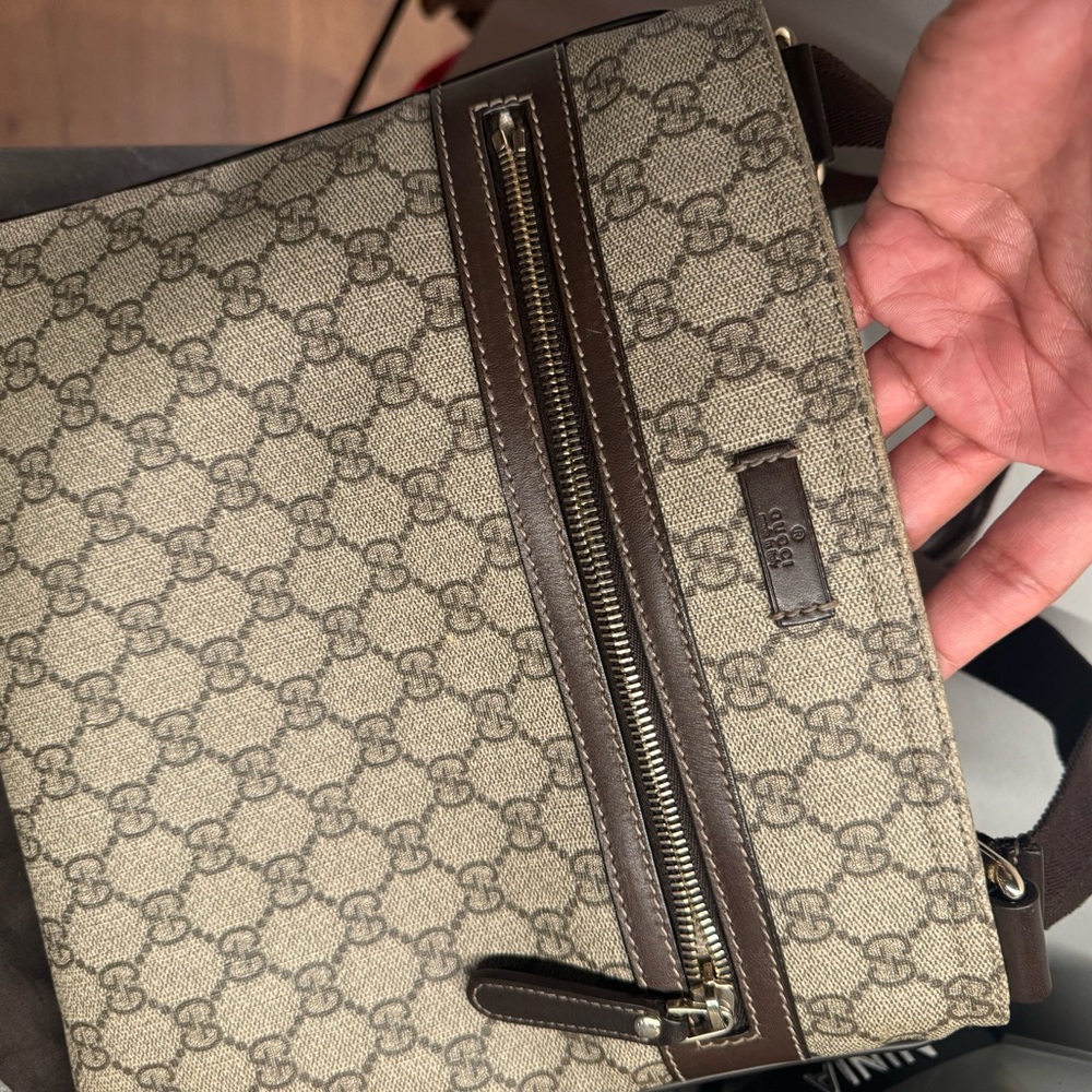 Gucci GG Supreme Courier Medium / includes dust bag